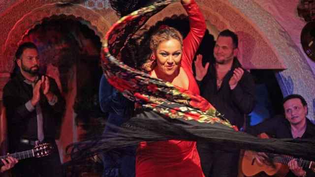 Una bailaora del Tablao Flamenco Cordobés de Barcelona realizando su espectáculo / TABLAO FLAMENCO CORDOBÉS