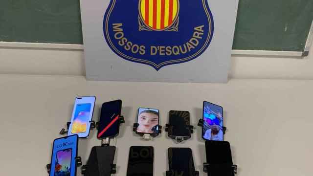 Tres detenidos por 15 teléfonos móvil en una tienda de telefonía / MOSSOS D'ESQUADRA