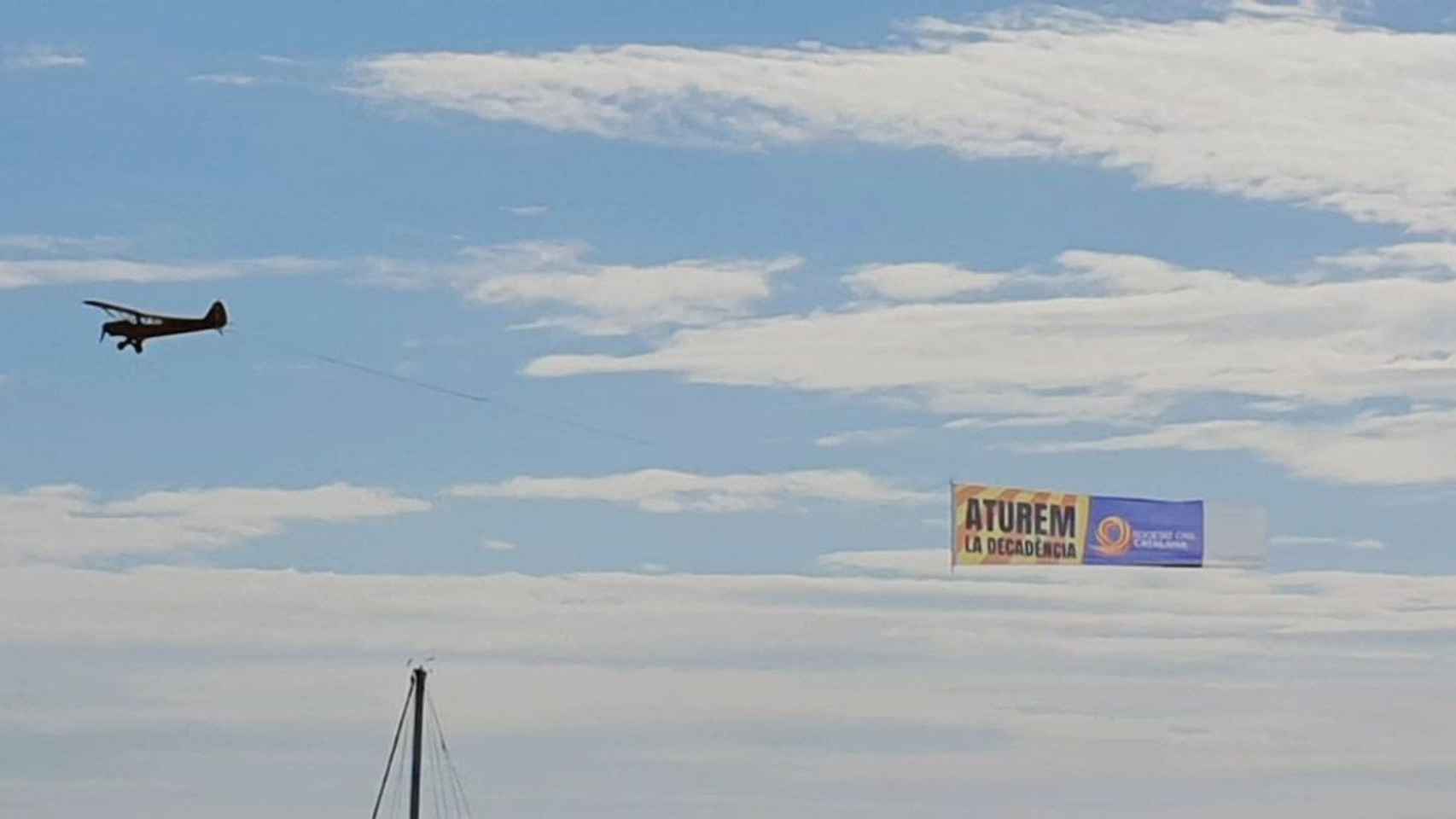 Una avioneta de Sociedad Civil Catalana sobrevuela Barcelona con la pancarta 'Paremos La Decadencia' este viernes / SCC