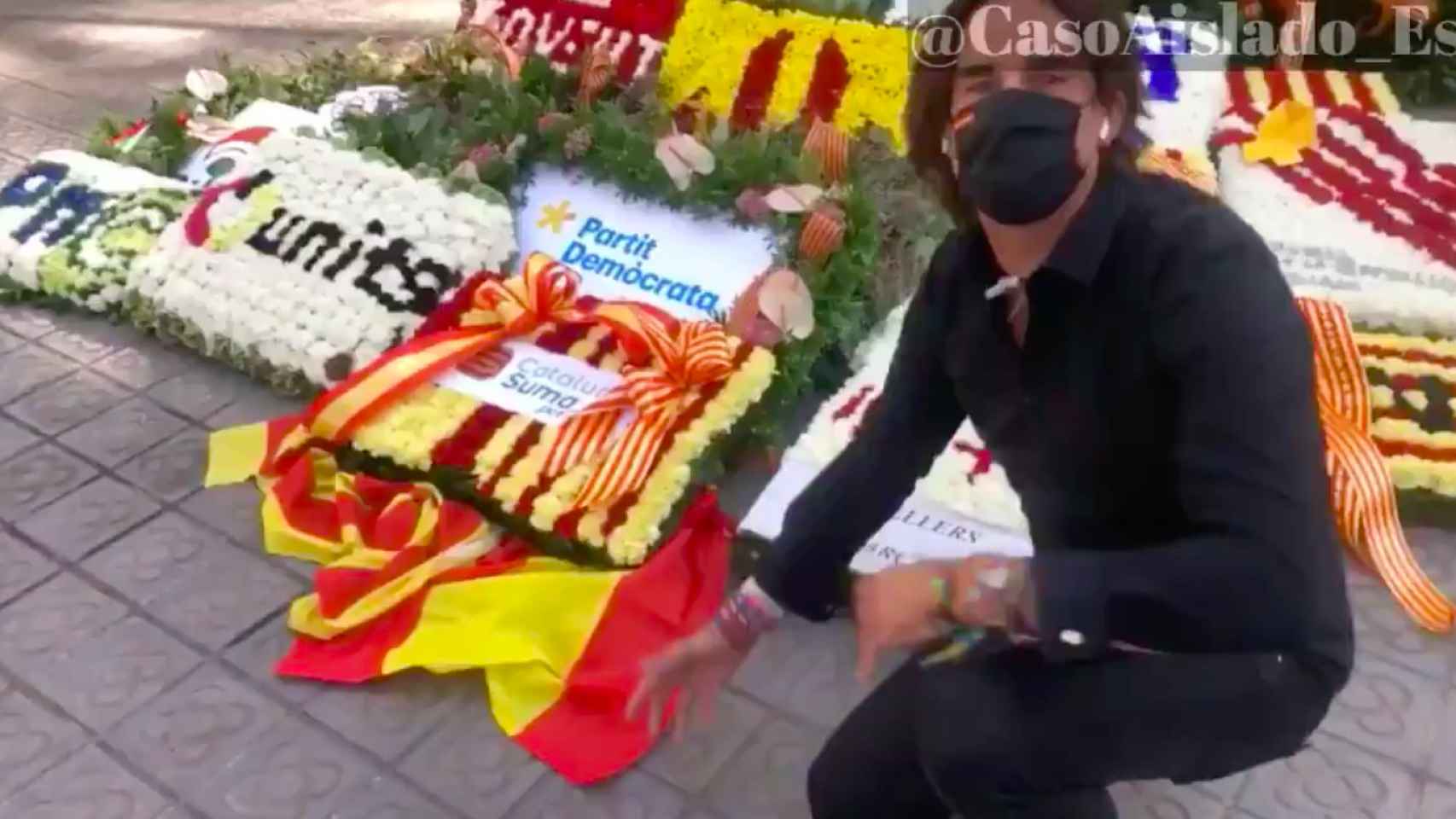 El periodista Cake Minuesa ha protagonizado la anécdota de la mañana ante el monumento de Rafael de Casanova / TWITTER