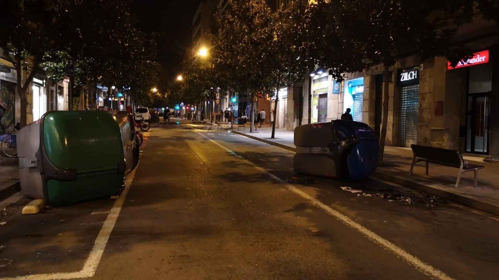 Contenedores volcados por los CDR en la calle Gran de Gràcia / G.A.