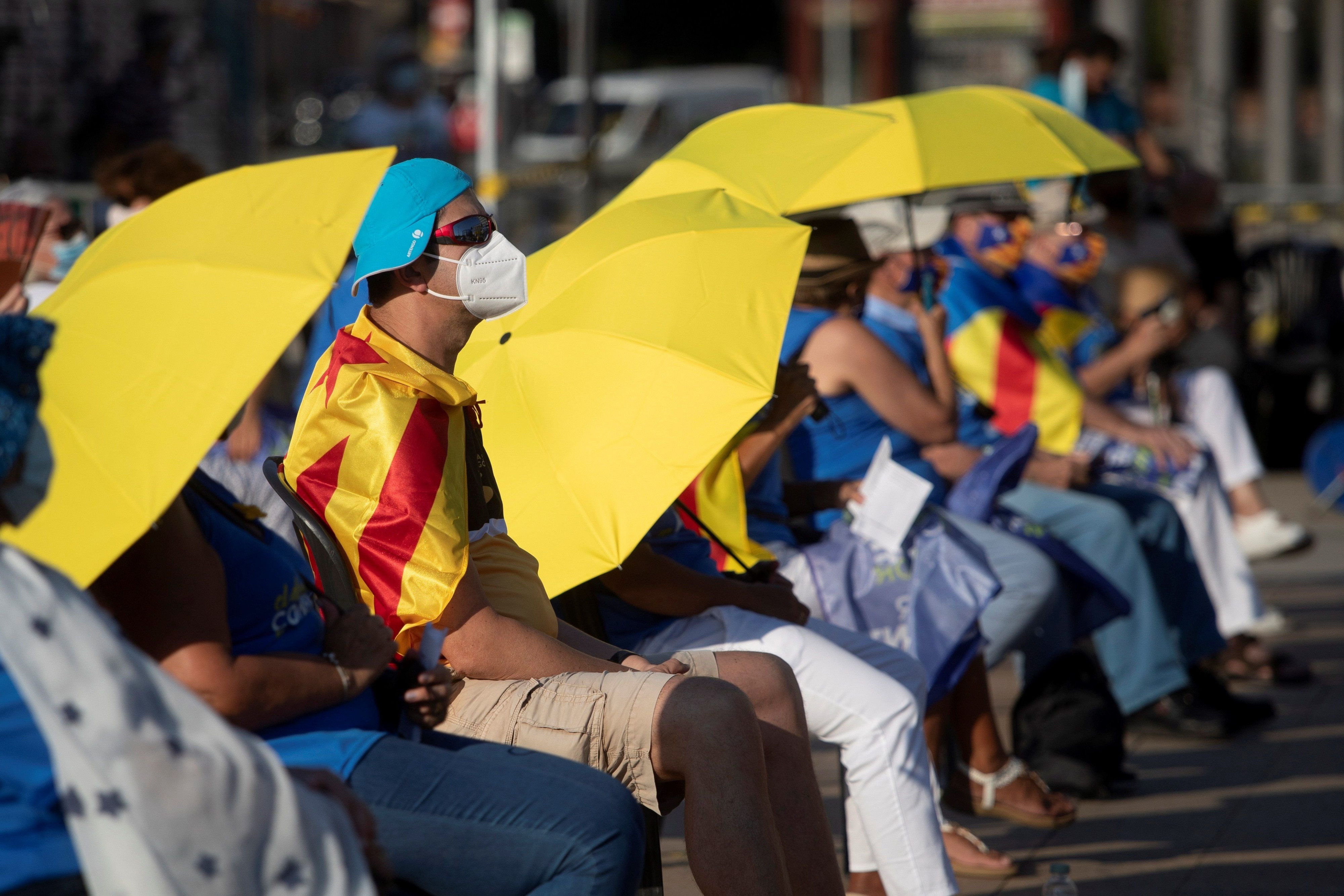 Una persona en una de las manifestaciones de la Diada 2020 en la plaza Letamendi de Barcelona / EFE