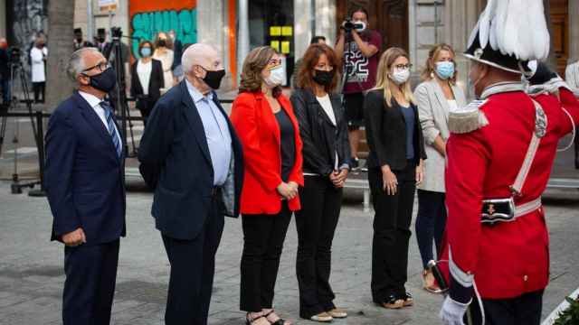 Josep Bou (PP), Ernest Maragall (ERC), la alcaldesa de Barcelona, Ada Colau, Laia Bonet (PSC), Elsa Artadi (JxCat) y Eva Parera (BCN pel Canvi) ante el monumento de Rafael Casanova