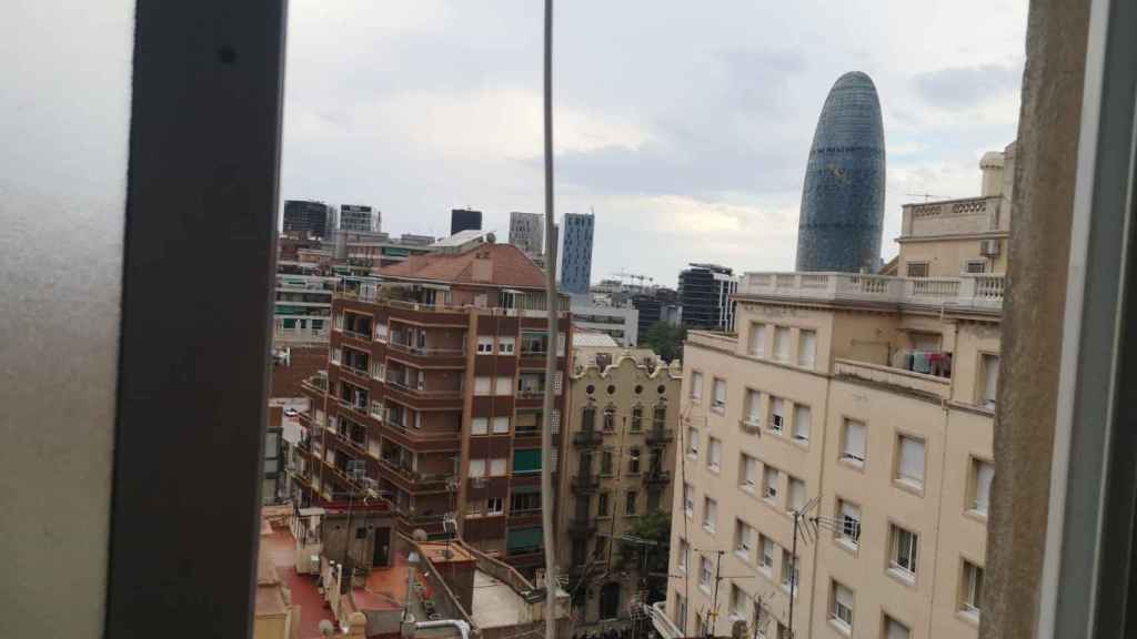 Vista de la Torre Glòries desde el edificio que sufre numerosas okupaciones / GUILLEM ANDRÉS