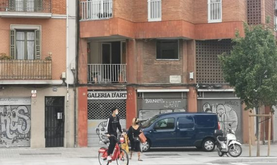 Ventana rota en el primer piso del edificio de la Meridiana / M.A