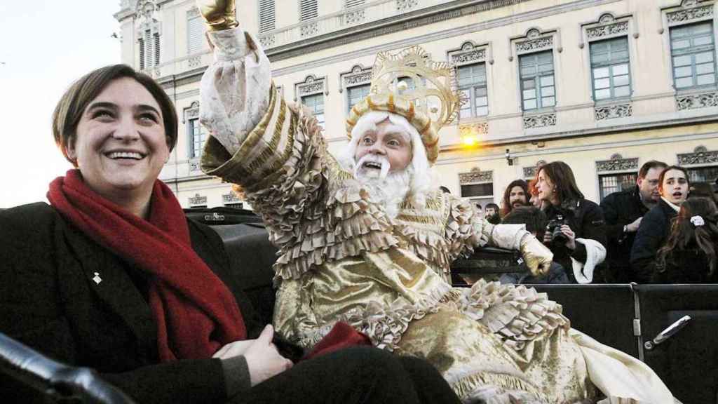 Ada Colau durante un acto de Navidad, cuya campaña ha sido adjudicada a una empresa independentista este año / EFE