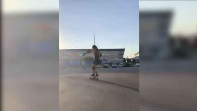 Shakira patinando en un skate por Badalona / TWITTER