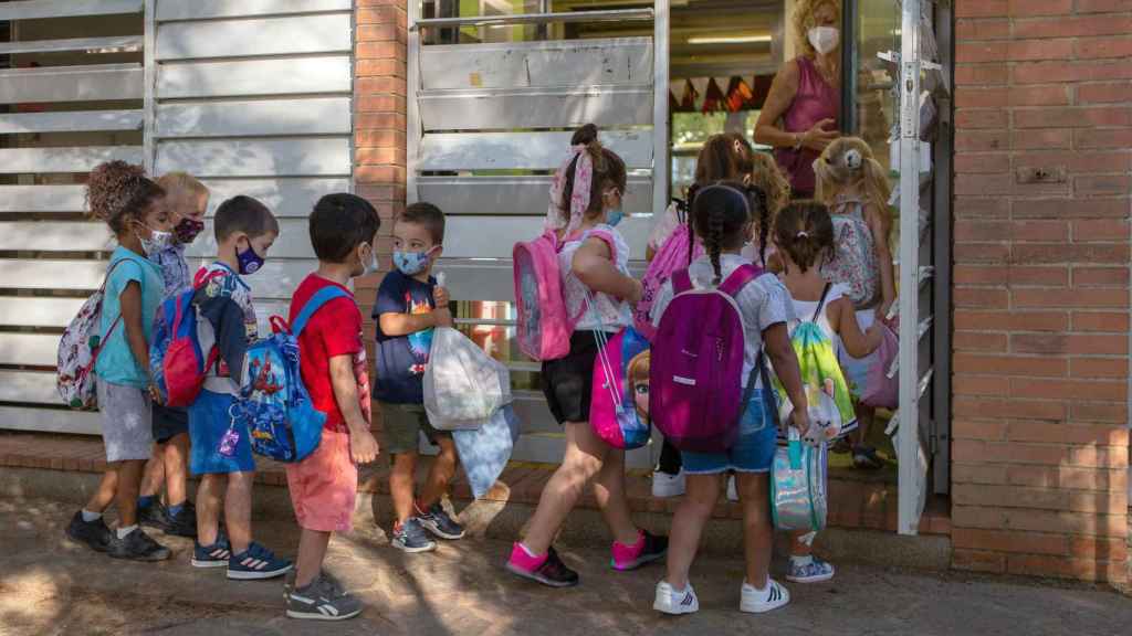 Niños entrando en la escuela Catalonia de Barcelona en el primer día de vuelta al colegio / EFE