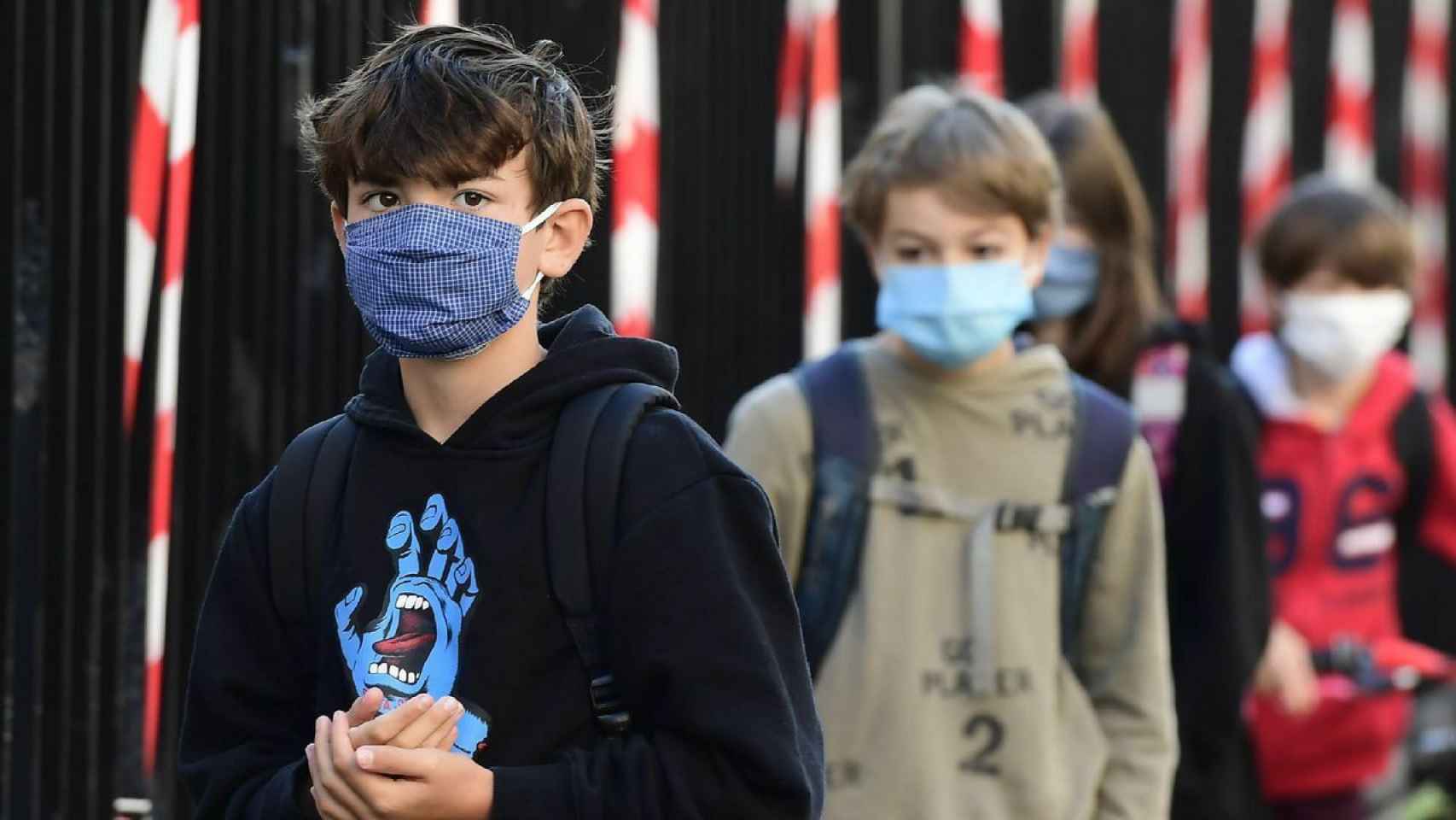 Varios estudiantes en el exterior de un colegio / EFE