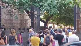 Colas en el colegio Els Llorers de Barcelona para tomar la temperatura a los niños / LL. R.