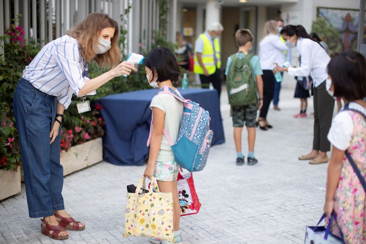 Una profesora toma la temperatura en un colegio de Barcelona / EFE