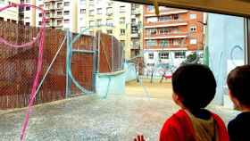 Dos estudiantes en la escuela 9 Graons del Eixample de Barxelona / 9 GRAONS