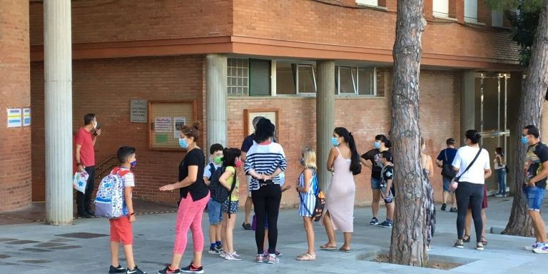 Colas en la escuela Prat de Esplugues / R.P.