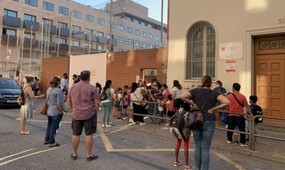 Los niños entran en el colegio Sant Pere Claver de los Jesuïtes del Poble-sec durante el primer día de curso / V.M.