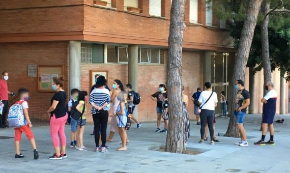 Familias y niños en la entrada principal del colegio / RP