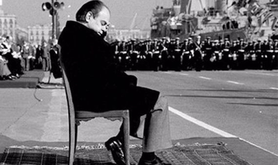 Una de las fotografías icónicas de Carlos Bosch: Jordi Pujol dormido durante un desfile militar / CARLOS BOSCH