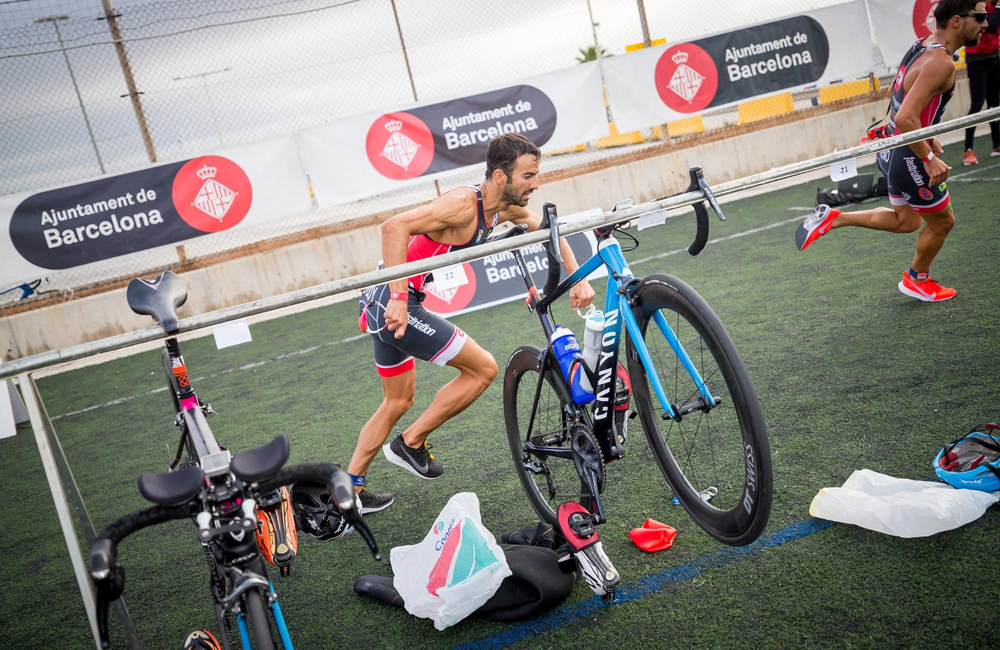 Participantes en un anterior triatlón / AYUNTAMIENTO DE BARCELONA