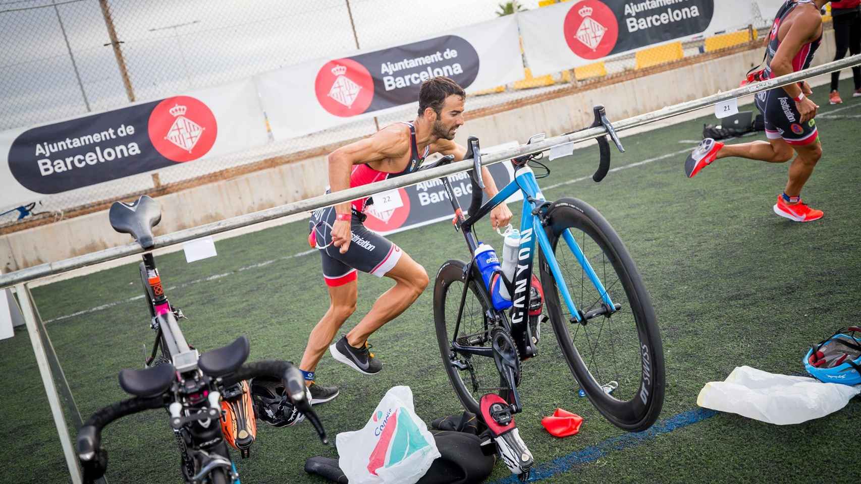 Participantes en un anterior triatlón / AYUNTAMIENTO DE BARCELONA