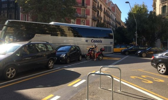 Tráfico en la confluencia de las calles Diputació y Pau Claris / RP