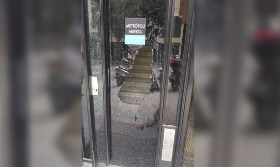 Puerta de la antigua sede de Metrópoli Abierta rota tras el ataque / MA