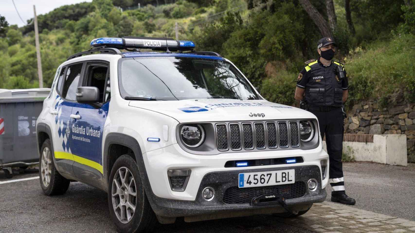 Un guardia urbano y su coche, en una imagen de archivo / GUARDIA URBANA