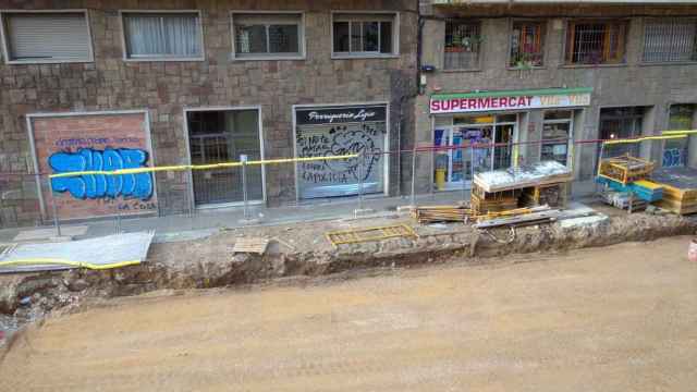 Peluquería, situada enfrente de las obras del colector anti-inundaciones del Poble-sec, que han intentado okupar / V.M.