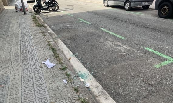 Cristales de uno de los vehículos reventados en la calle Albareda, muy cercana al lugar del intento de okupación / V.M.