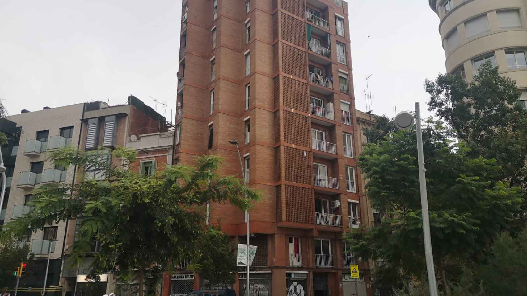 Edificio de viviendas en el Clot con un largo historial de okupaciones / G.A