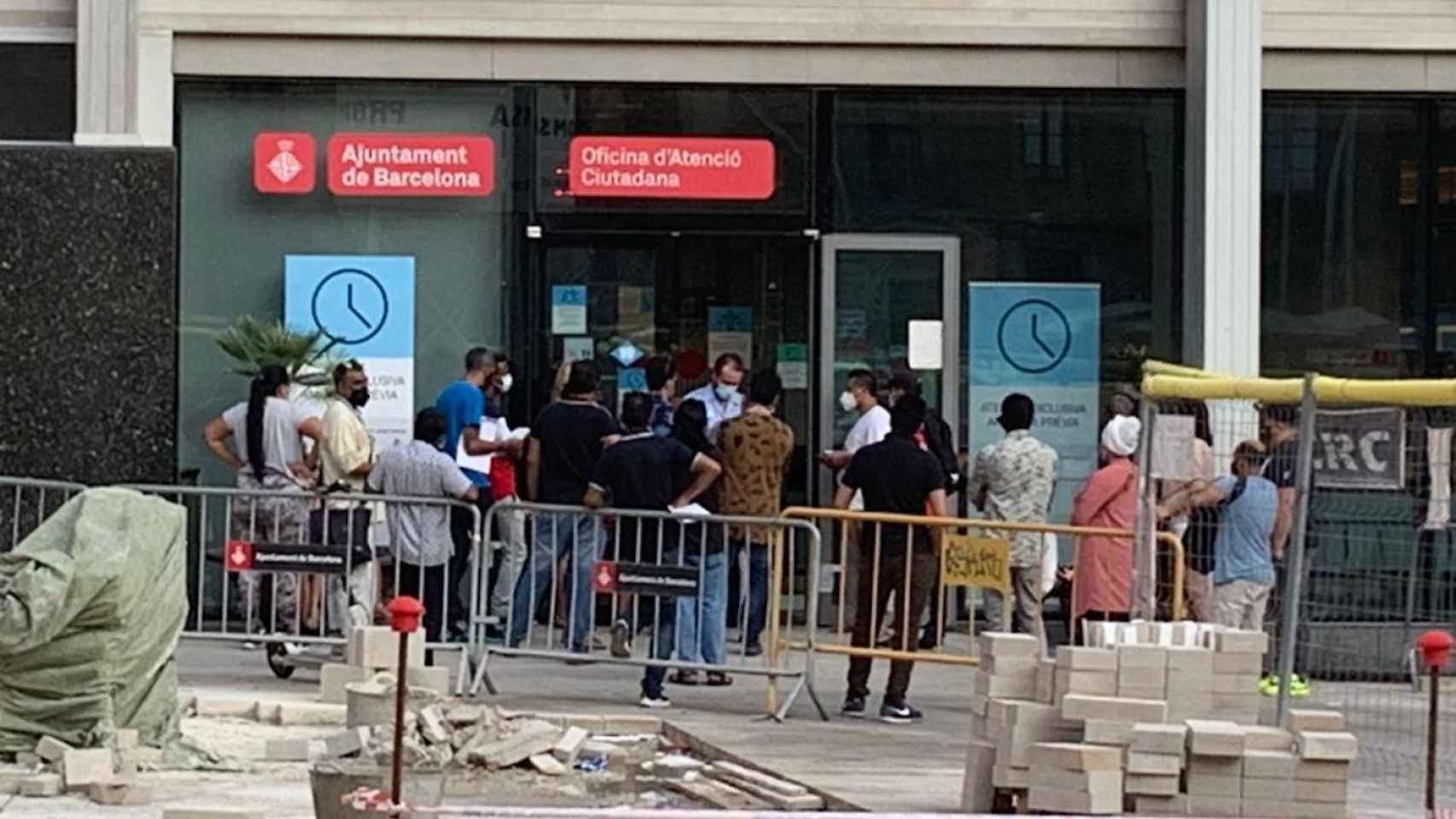 Colas sin distancia de seguridad en la Oficina de Atención Ciudadana de la plaza de Sant Miquel / TWITTER MARILUZ GUILARTE