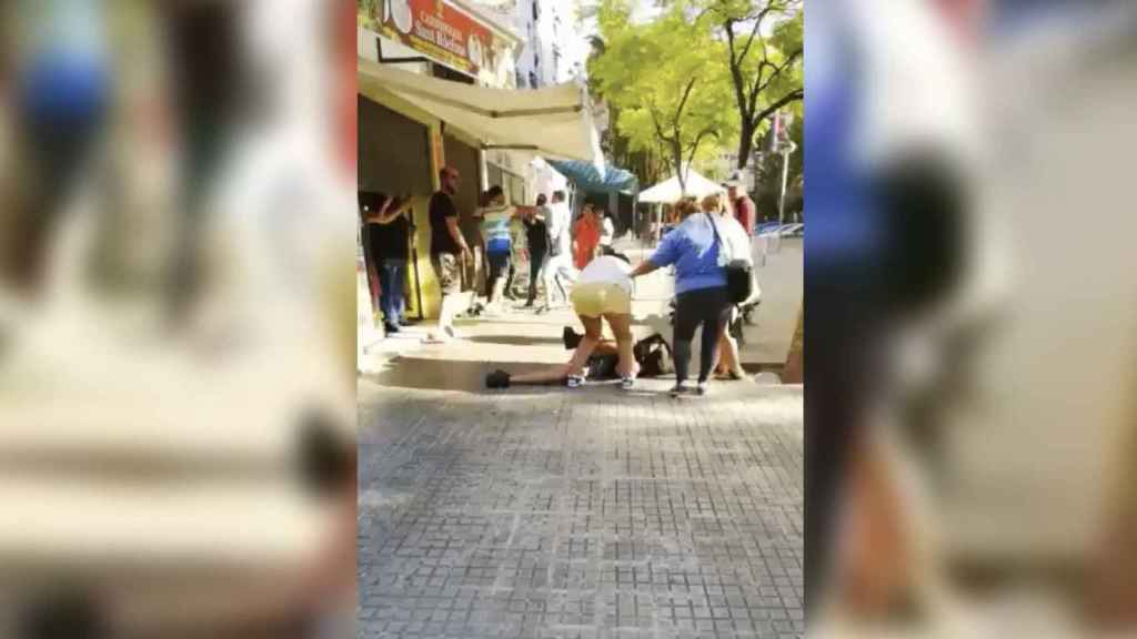 Captura de pantalla del vídeo de la acalorada pelea en uno de los barrios más conflictivos de Cornellà / @GuajeSalvaje vía TWITTER