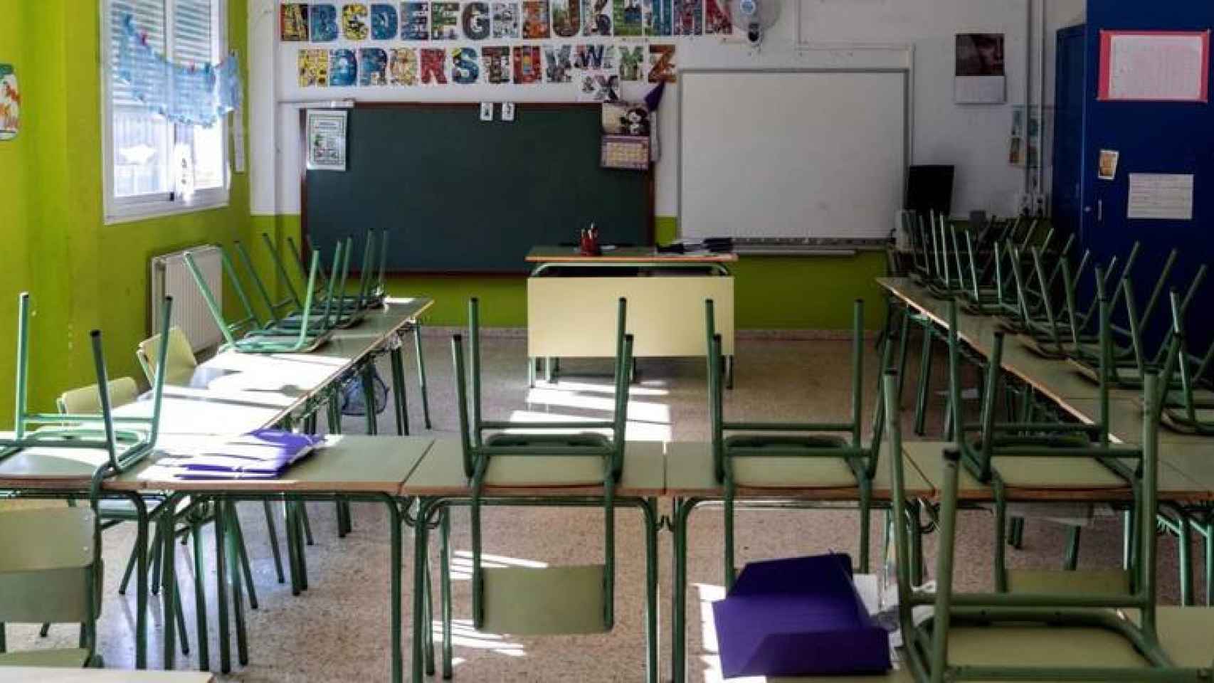 Una clase sin estudiantes llena de material escolar / EFE