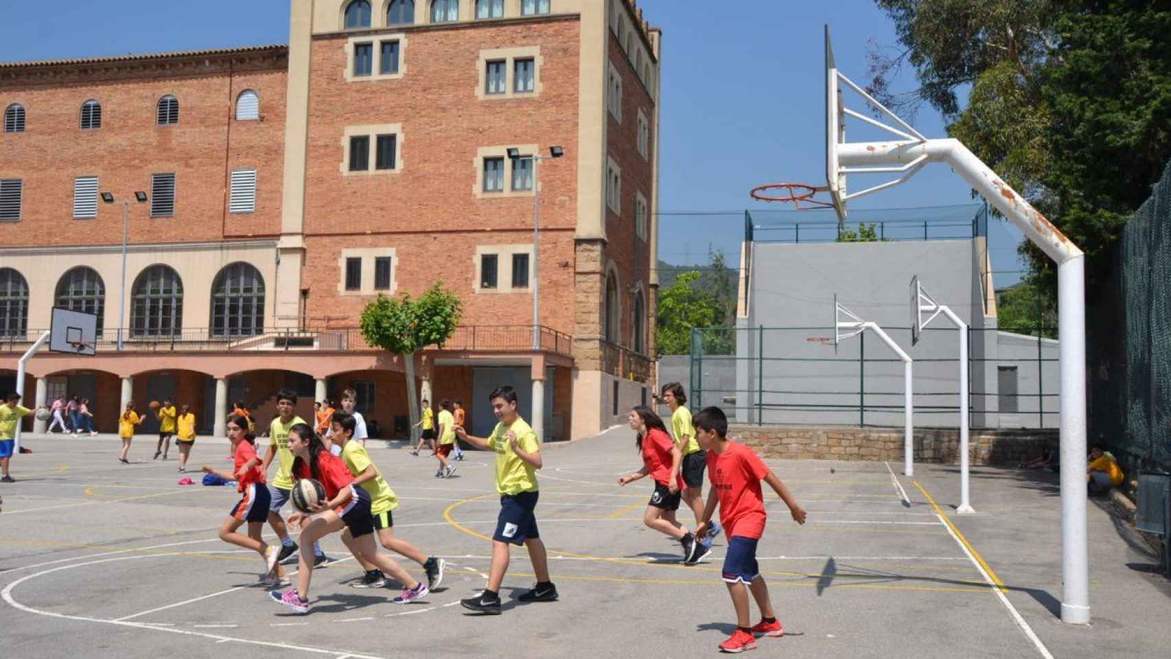 Interior del centro Salesians d'Horta de Barcelona con varios estudiantes jugando / SALESIANS HORTA