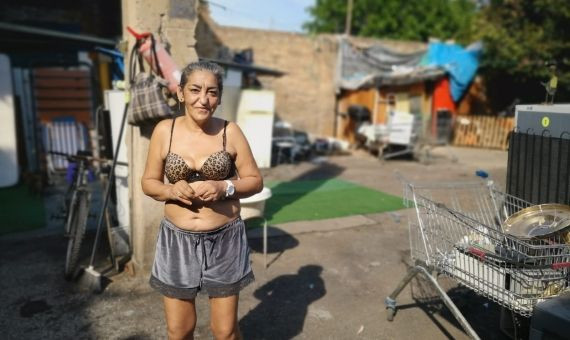 Rania en el campamento chabolista de La Sagrera donde vive desde hace ocho años / G.A