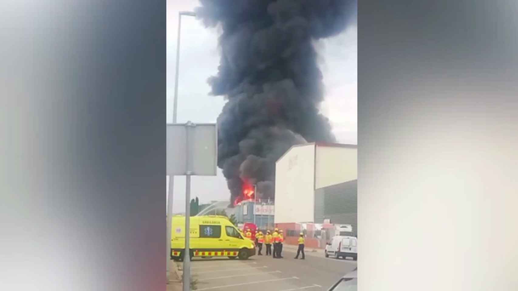 Espectacular incendio en una nave industrial de Barcelona