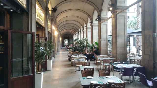 Terrazas sin apenas clientes en la plaza Reial, este jueves / JORDI SUBIRANA