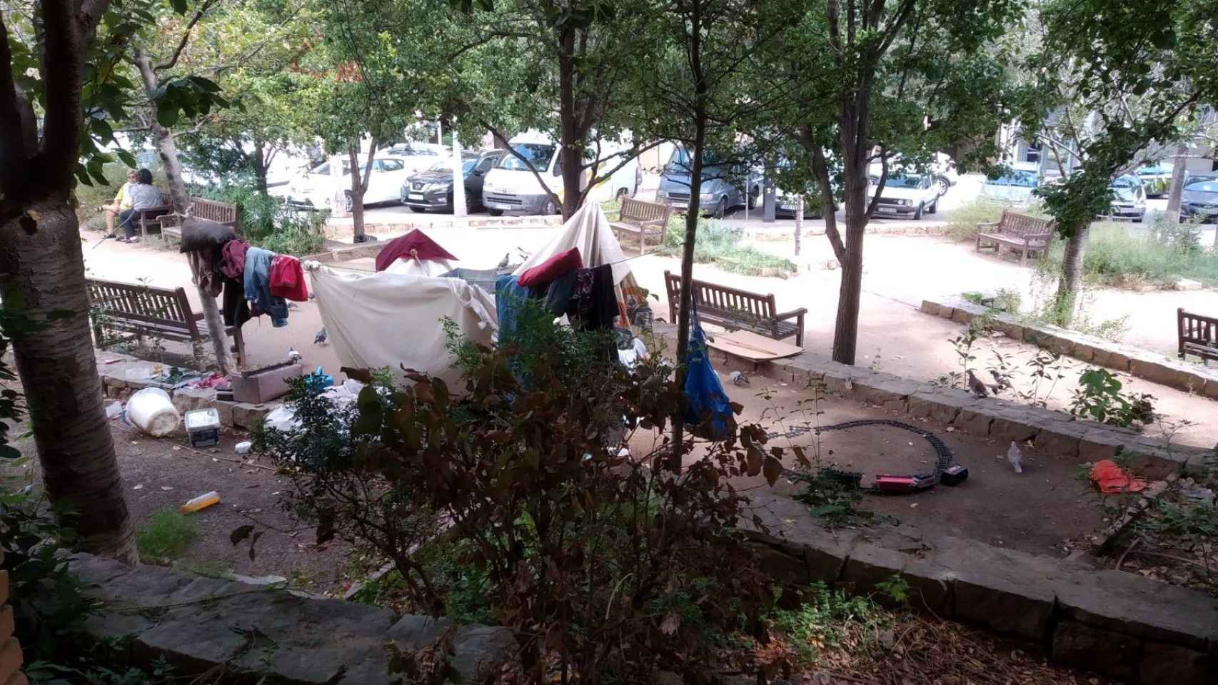 Un sintecho, acampado, en los jardines de Can Miralletes / JORDI SUBIRANA