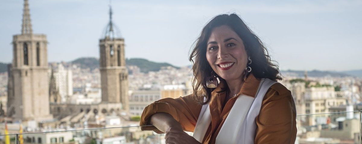 Luz Guilarte posa para Metrópoli en el Ayuntamiento de Barcelona / LENA PRIETO