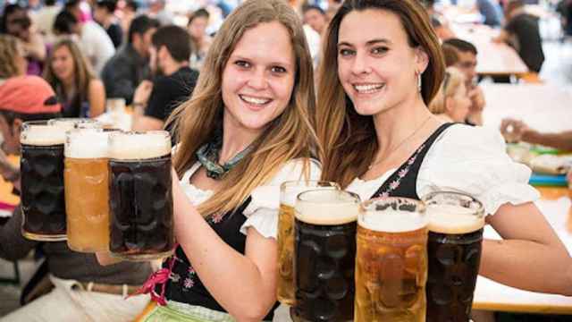 Dos chicas celebran la Biergarten en Barcelona / WEB OFICIAL BIERGARTEN BARCELONA