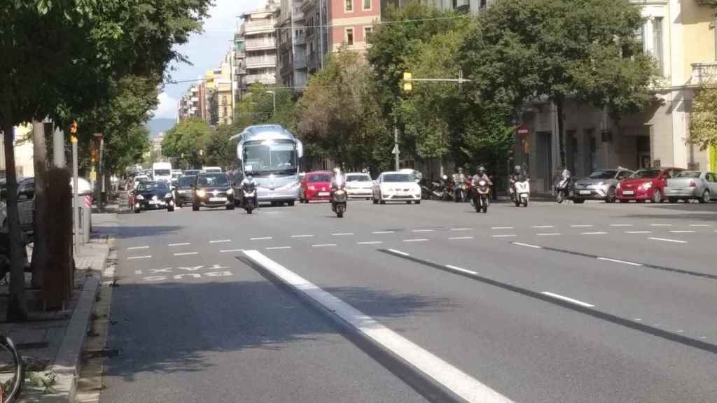 El carril bus de la calle de Aragó, a la izquierda, vacío, mientras un autocar discrecional circula por el centro / JORDI SUBIRANA