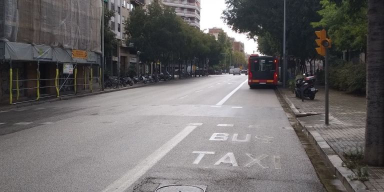 Un bus de TMB, en el carril bus de Aragó, a la altura de Cartagena / JORDI SUBIRANA