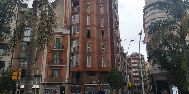 Edificio con varias okupaciones en el barrio del Clot / G.A