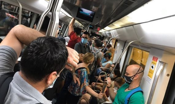 Viajeros en el metro de Barcelona / TWITTER