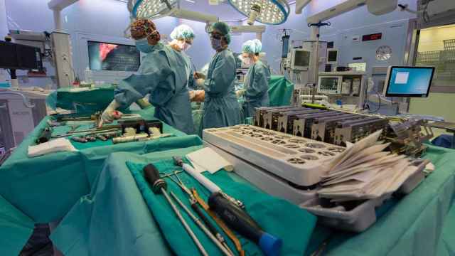 Médicos del Hospital Clínic de Barcelona realizando una operación  / EUROPA PRESS
