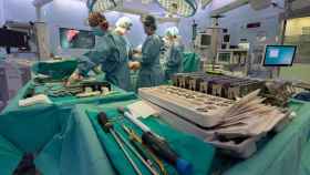 Médicos del Hospital Clínic de Barcelona realizando una operación  / EUROPA PRESS
