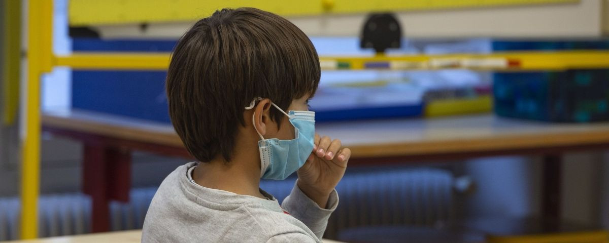 Un niño con mascarilla en una escuela de Barcelona / EFE