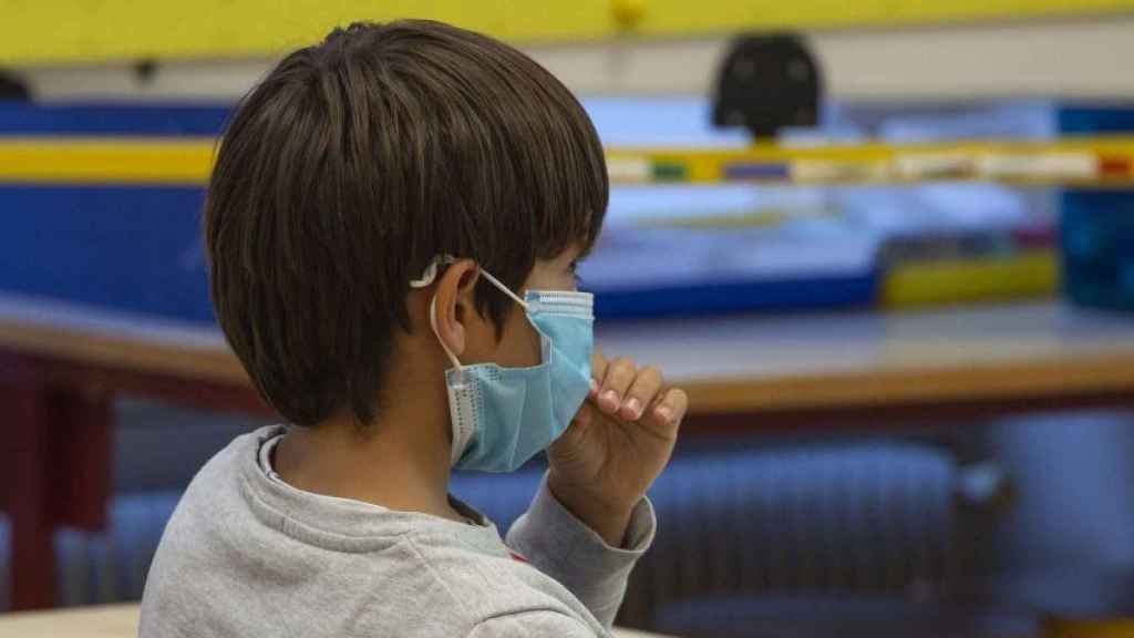 Un niño con mascarilla en una escuela de Barcelona / EFE