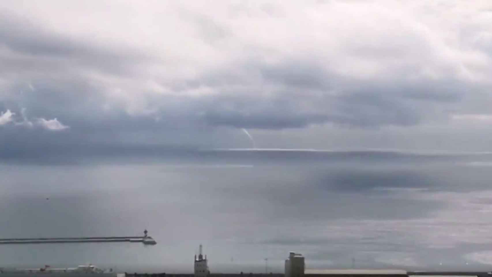 Manga de agua vista desde el castillo de Montjuïc de Barcelona / GERARD BARRERA