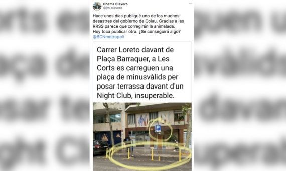 Captura de pantalla del tuit que denuncia los pivotes amarillos en una plaza de minusválidos / TWITTER