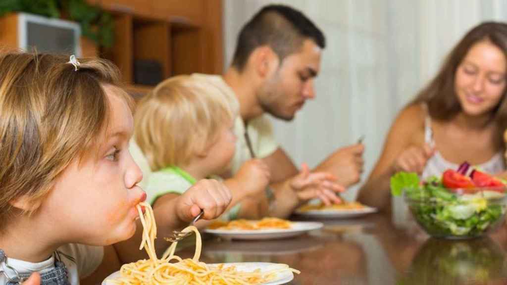 Dos niños que podrían padecer obesidad en una imagen de recurso / ARCHIVO