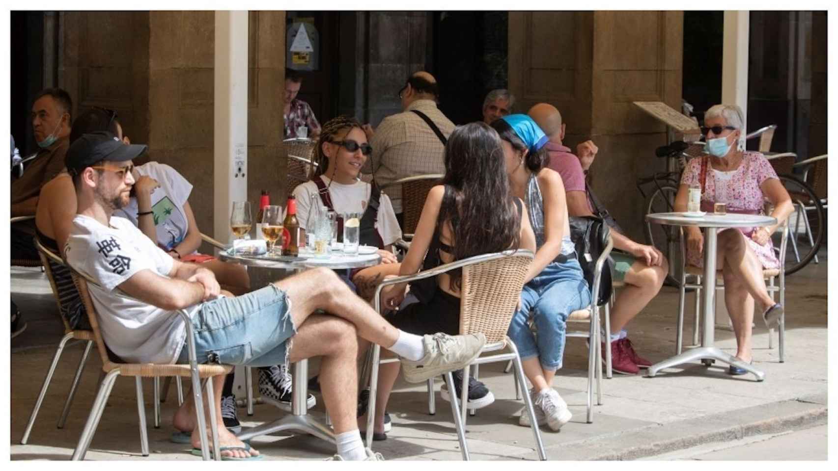 Varios clientes en una terraza de plaça Reial